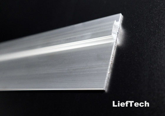 Pipe à profil d'aluminium avec assemblage de tournevis de bord de retenue